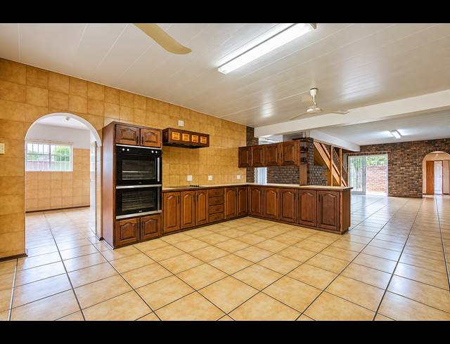 6 BEDROOM FREEHOLD FOR SALE IN ELOFFSDAL